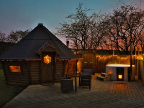 Romantic Cabin with Private Hot Tub in the Staffordshire Moorlands, England